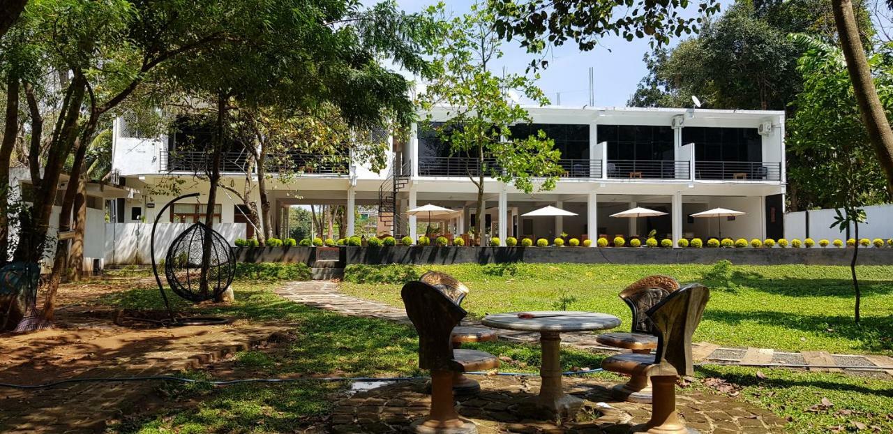 Lavish Resort - Sigirya Sigiriya Exterior photo
